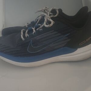 Nike Air Winflow 9 Blue and White Athletic Shoes with Breathable Mesh